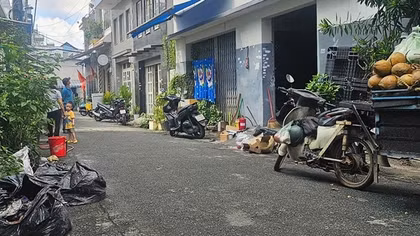 Hai mẹ con được người dân giải cứu khỏi đám cháy căn nhà thuê trong hẻm