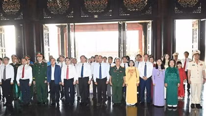 TP Hồ Chí Minh: Dâng hương tại Khu Truyền thống cách mạng Sài Gòn - Chợ Lớn - Gia Định