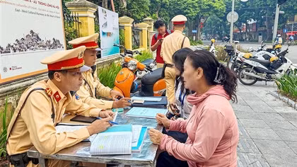 Hàng loạt học sinh cùng phụ huynh vi phạm giao thông bị CSGT xử phạt