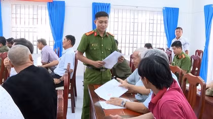 Tuyên truyền, ký cam kết phòng, chống tội phạm về ma túy cho các chủ ghe, tàu