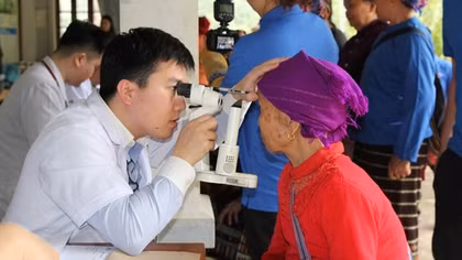 Khám bệnh, cấp phát thuốc miễn phí cho người nghèo, gia đình chính sách