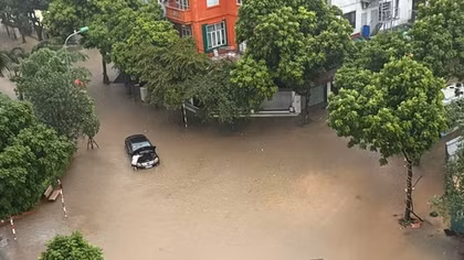 Sáng 7/10, mưa lớn khiến Hà Nội xuất hiện hơn 30 điểm ngập ở trung tâm