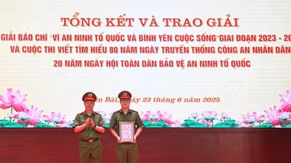 Trao giải Cuộc thi viết tìm hiểu 80 năm Ngày truyền thống CAND