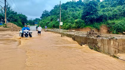 Cầu tạm điện gió chắn dòng chảy, người dân Khe Sanh khổ vì ngập