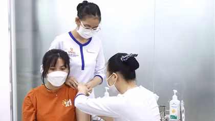 Người dân đổ xô đi tiêm vaccine cúm