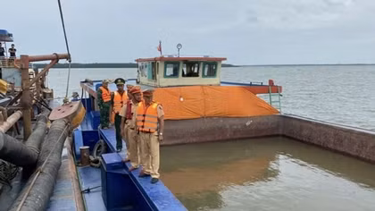 Liên tiếp bắt giữ 5 tàu khai thác, vận chuyển trái phép gần 2.500m3 cát
