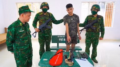 Giấu súng AK trong ống đựng cầu lông để xuất cảnh sang Campuchia