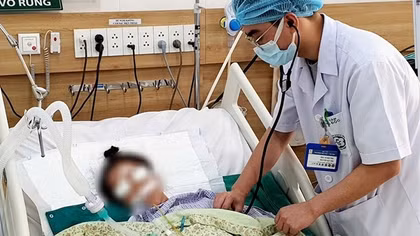 Hôn mê nguy kịch vì uống "nước kiềm" chữa bệnh phản khoa học