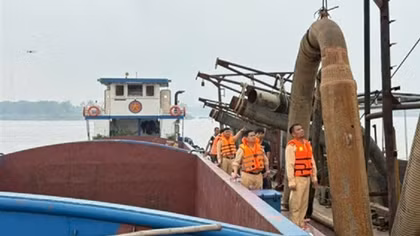 Bắt hai tàu cát tặc lợi dụng màn đêm khai thác trái phép trên sông Hồng
