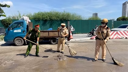 Cảnh sát truy tìm tài xế làm đổ dầu ra đường rồi bỏ đi