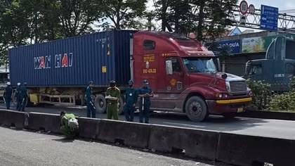 Va chạm xe container, nữ sinh tử vong trên đường đến trường