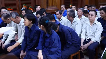Tuyên án 53 bị cáo trong vụ án buôn lậu 1,7 triệu lít dầu