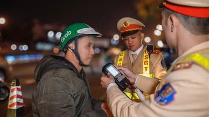 Gia tăng tài xế xe máy dính cồn vì… “chén hạt mít” tất niên