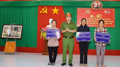 Văn phòng Cơ quan CSĐT Bộ Công an trao nhà, tặng quà cho người nghèo
