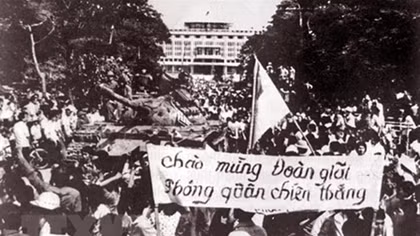 Hoa bất tử nở giữa lòng địch