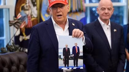 Tổng thống Mỹ khoe ảnh do ông Putin tặng