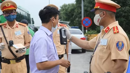 Mùng 3 Tết: Tái diễn tình trạng chở quá số người quy định, ùn tắc cục bộ diễn ra ở một số tuyến đường