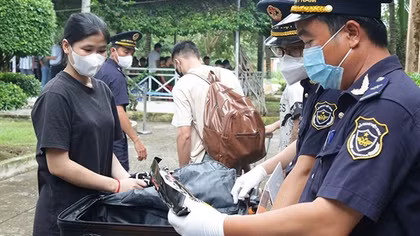 Cay đắng nơi đất khách với “giấc mộng” việc nhẹ, lương cao