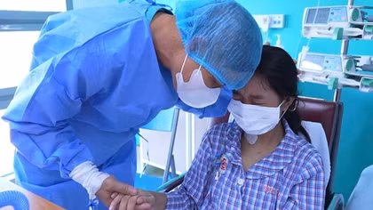 Bố không cùng nhóm máu hiến gan cứu con gái 20 tuổi