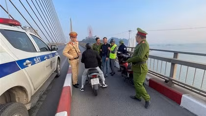 Ngăn kịp thời nam thanh niên định nhảy cầu Bãi Cháy tự tử