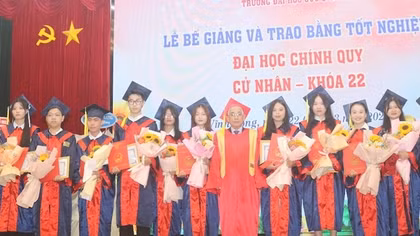Trường Đại học Cửu Long vinh danh các sinh viên tốt nghiệp xuất sắc
