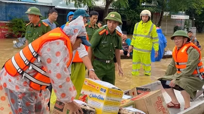 Cảnh sát cơ động tặng nước uống, thực phẩm cho người dân vùng lũ