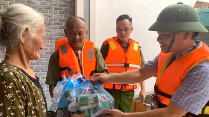 Bác bỏ thông tin Công an từ chối hỗ trợ người dân khi mưa bão