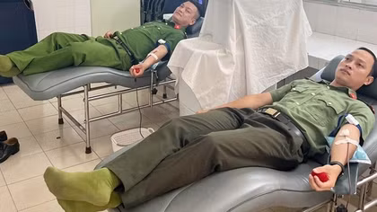 Hai cán bộ Công an hiến máu cấp cứu bệnh nhân bị tai nạn nguy kịch