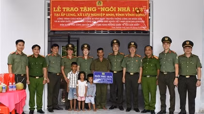 Công an Cửa khẩu Cảng HKQT Tân Sơn Nhất trao tặng nhà 19/8 tại Vĩnh Long