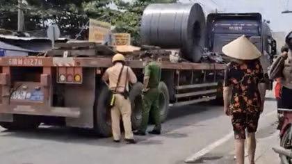 Cô gái trẻ rơi vào bánh xe đầu kéo, tử vong trên đường