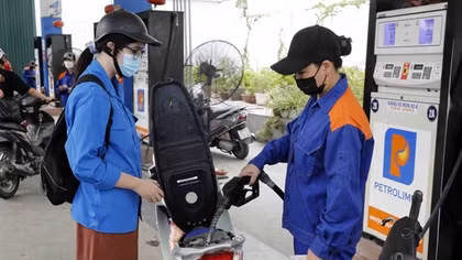 Đối nghịch giá vàng, giá xăng dầu tiếp tục giảm sâu