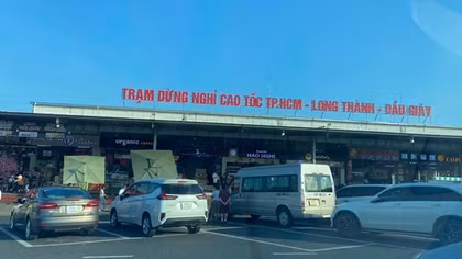 Bộ Xây dựng đề nghị 12 địa phương sớm giao mặt bằng làm trạm dừng nghỉ cao tốc