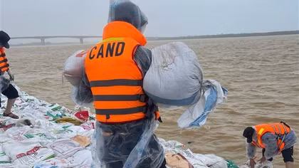 Công an Đà Nẵng cùng lực lượng Quân đội và nhân dân nỗ lực bảo vệ kè An Lương