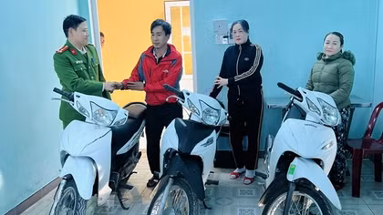 Người dân vui mừng nhận lại xe máy mất trộm sau khi nhóm “đá xế” bị bắt