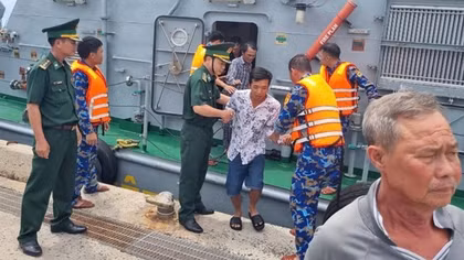 10 ngư dân được cứu sống trên biển Côn Đảo