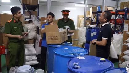 Khởi tố đường dây sản xuất thực phẩm chức năng giả quy mô lớn, bắt hai Giám đốc