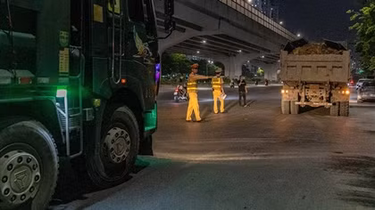 CSGT tuần tra đêm, chặn xử lý loạt xe ben chở đất cát quá tải