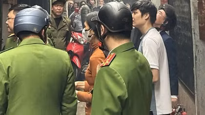 Cảnh sát kịp thời cứu cụ ông mắc kẹt trong đám cháy