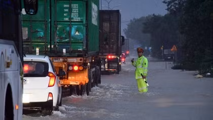 Trong mưa lũ càng nêu cao tinh thần vì nhân dân phục vụ
