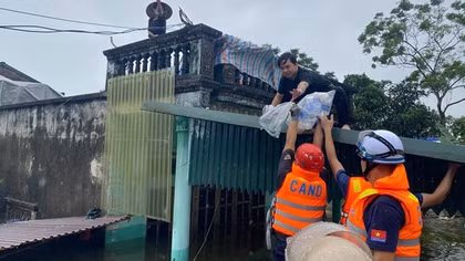 Đoàn công tác CNCH Bộ Công an cứu 54 người bị mắc kẹt và 2 người bị dòng nước xiết cuốn