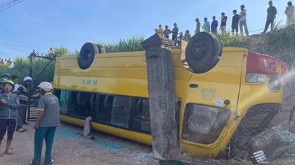 Lật xe chở học sinh trên Quốc lộ, nhiều người bị thương