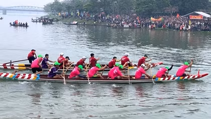 Tưng bừng giải đua ghe truyền thống trên sông Hương mừng 50 năm Ngày giải phóng Huế