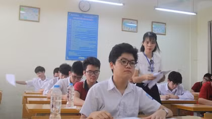 Phòng chuyên môn UBND cấp xã có thẩm quyền gì trong việc quản lý giáo viên?