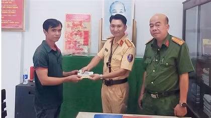 Người dân cảm ơn CSGT giúp nhanh chóng nhận lại được ví đánh rơi