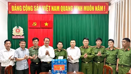 Giám đốc Công an tỉnh Đắk Nông chúc Tết các gia đình chính sách và Công an xã biên giới