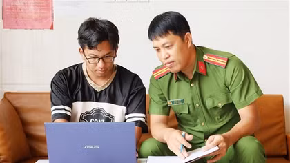 Cán bộ Công an xã tận tâm vì nhân dân phục vụ