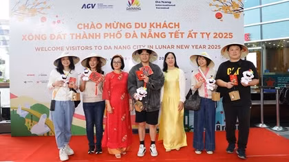 Tấp nập du khách đường biển, đường hàng không “xông đất” Đà Nẵng ngày đầu năm