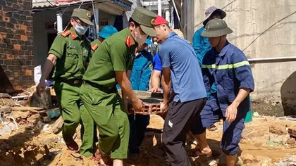 Công an Gia Lai hỗ trợ người dân khắc phục hậu quả sau bão số 13