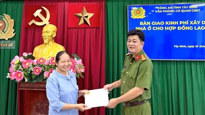 Công an Tây Ninh trao kinh phí xây dựng nhà tặng nữ nhân viên khó khăn