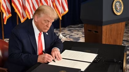 Chính quyền Tổng thống Trump sa thải hàng trăm nhân viên VOA